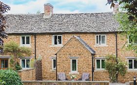 Climbing Rose Cottage - Dog Friendly - Peaceful Cotswold Cottage